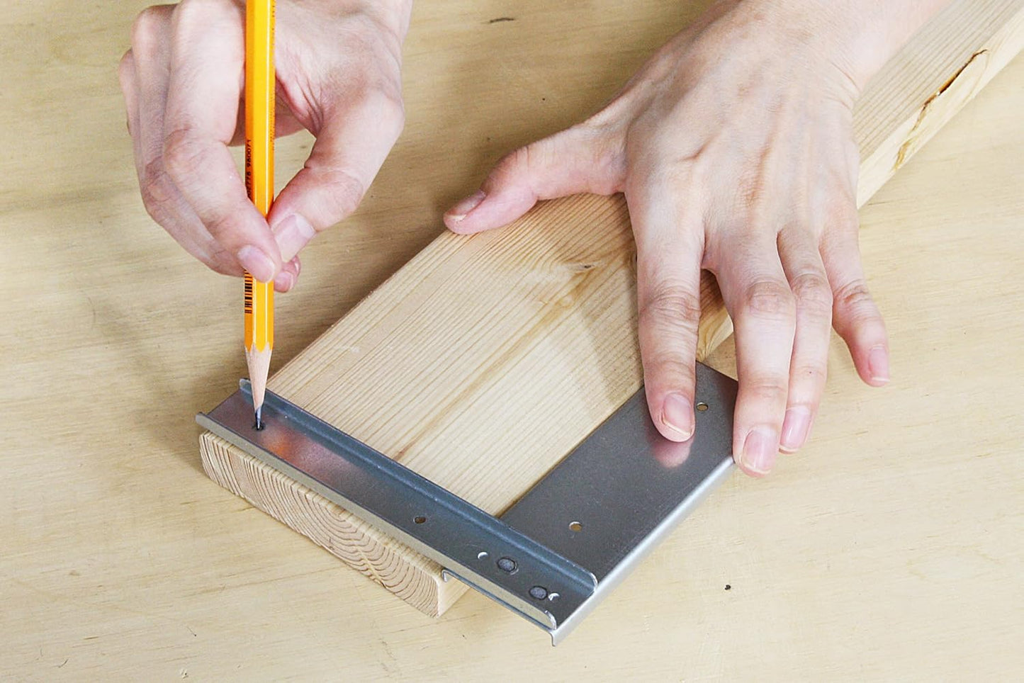 Équerre Japonaise E-SPF pour Bois 1×4 & 2×4 – Guide de traçage et positionnement de vis