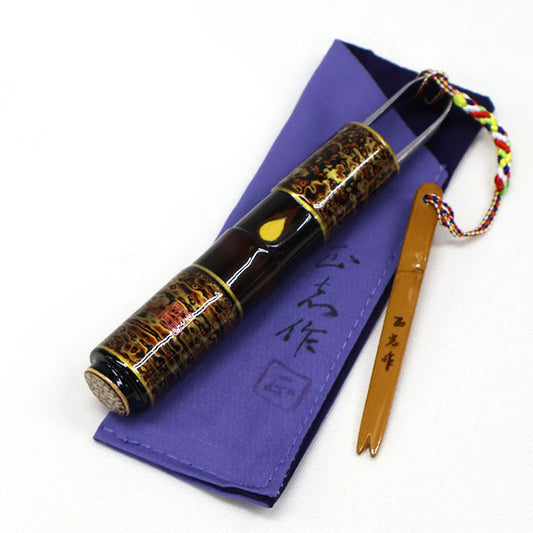 Ciseaux japonais coupe-fil 90 mm avec étui artisanal Masashi – laque urushi or, signature rouge – Japon