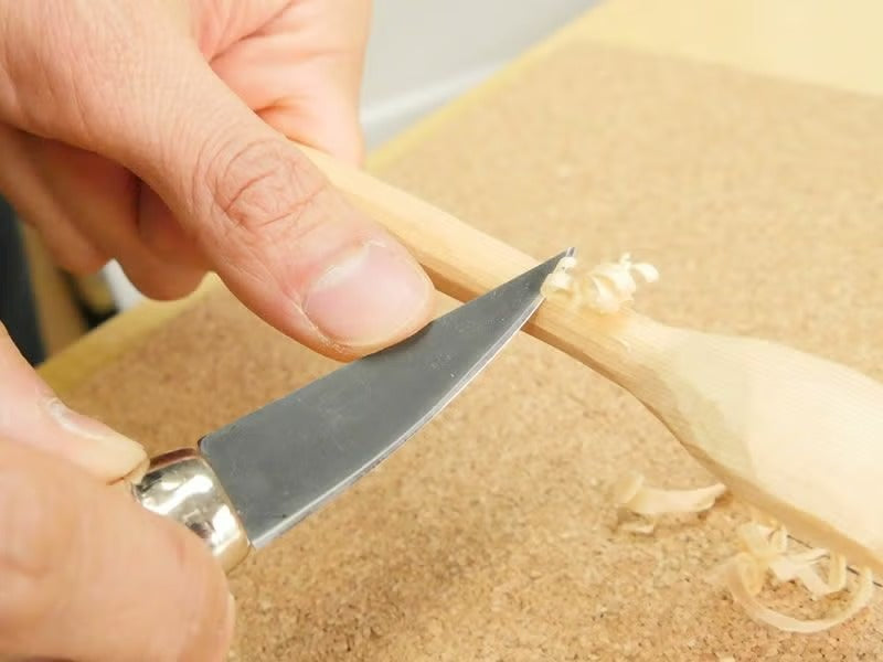Cuchillo japonés de talla para principiantes – Acero Aogami #2 – Doble filo – Mango Keyaki