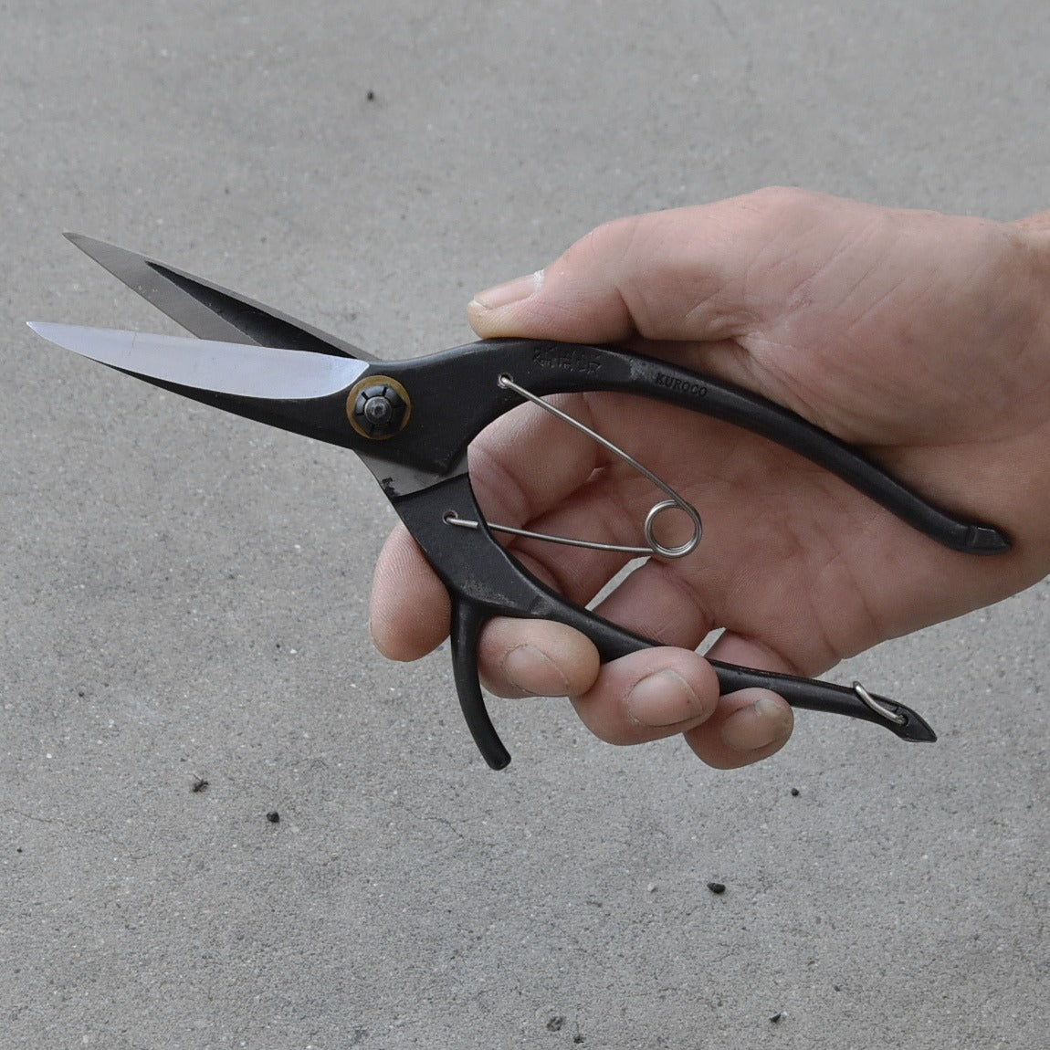 Ciseaux japonais de précision KUROCO – 75 mm – Acier Aogami – Avec arrêt de sécurité (droitier)