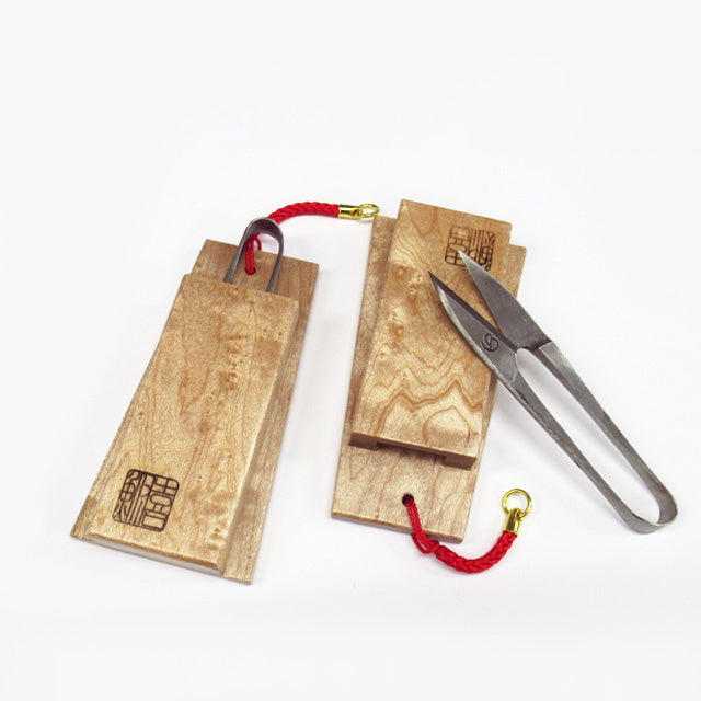 Ciseaux japonais coupe-fil 90 mm avec étui Hagoita en érable moucheté – Kibuna