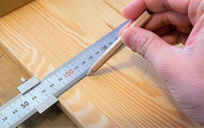 Butée coulissante Shinwa pour règle métallique – Traçage et mesure de profondeur