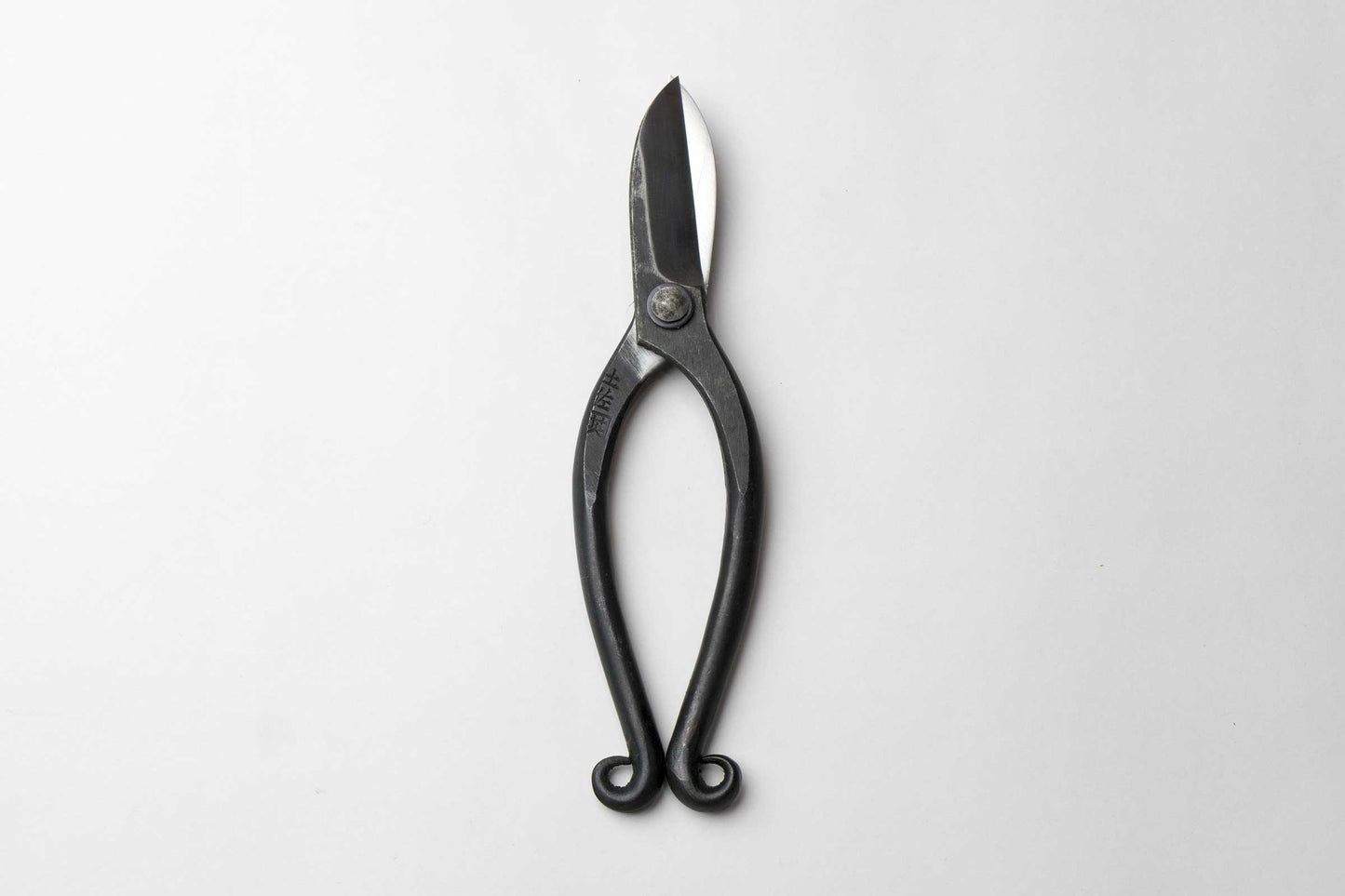 Ciseaux japonais noirs pour fleurs – Aogami n°2 – 165 mm ou 180 mm – Forgés main