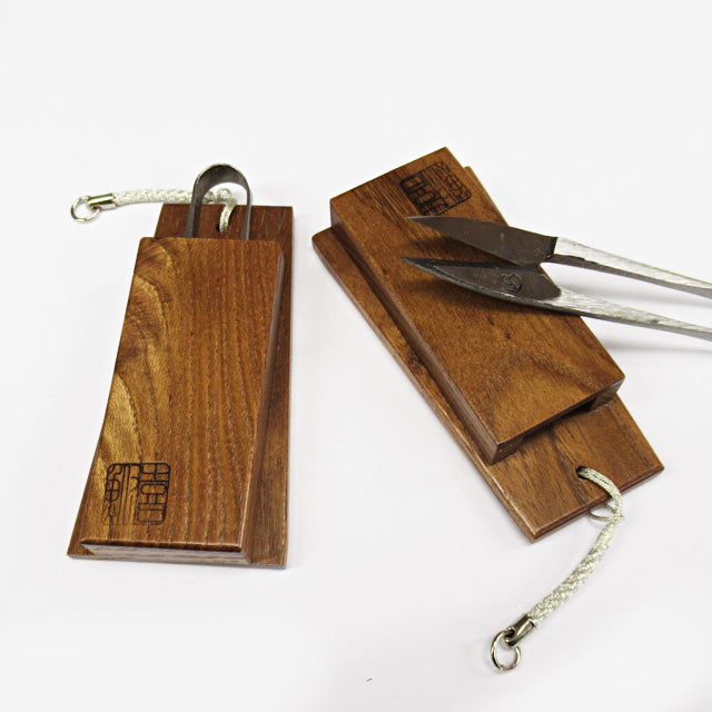 Ciseaux japonais coupe-fil 90 mm avec étui Hagoita en bois d’Enju (Sophora du Japon) – Kibuna