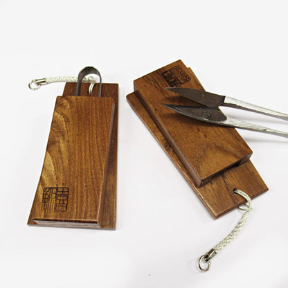 Ciseaux japonais coupe-fil 90 mm avec étui Hagoita en bois d’Enju (Sophora du Japon) – Kibuna