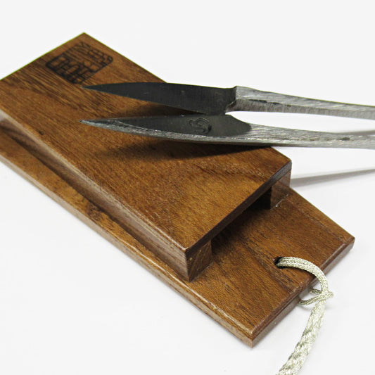 Ciseaux japonais coupe-fil 90 mm avec étui Hagoita en bois d’Enju (Sophora du Japon) – Kibuna