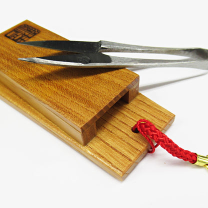 Ciseaux japonais coupe-fil 90 mm avec étui Hagoita en bois de Keyaki (zelkova japonais) – Kibuna