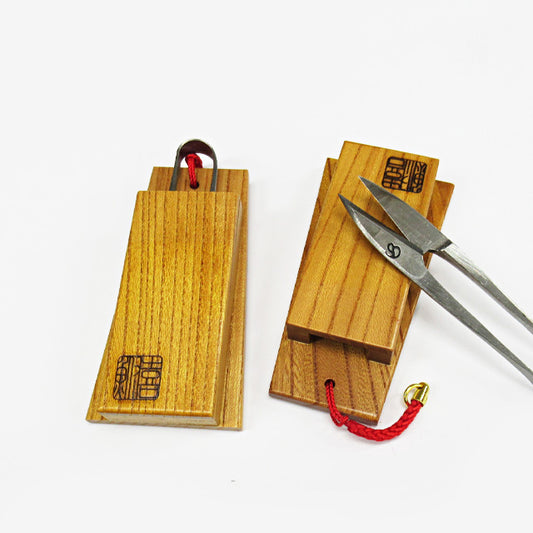 Ciseaux japonais coupe-fil 90 mm avec étui Hagoita en bois de Keyaki (zelkova japonais) – Kibuna
