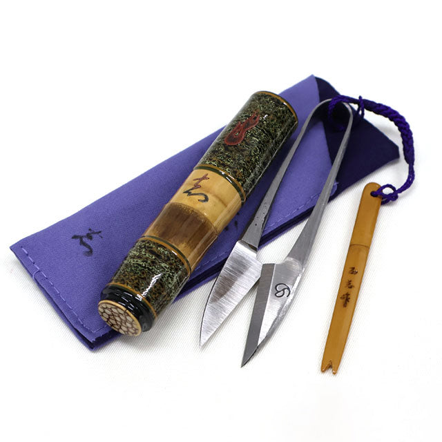 Ciseaux japonais coupe-fil 90 mm avec étui artisanal Masashi « Kokoro » – laque urushi, peau de requin – Japon