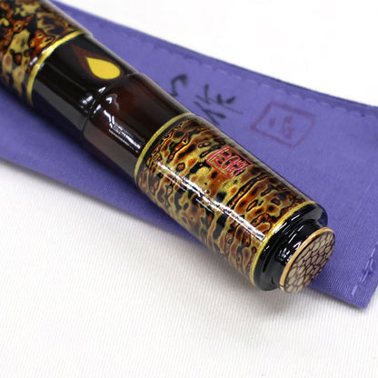 Ciseaux japonais coupe-fil 90 mm avec étui artisanal Masashi – laque urushi or, signature rouge – Japon