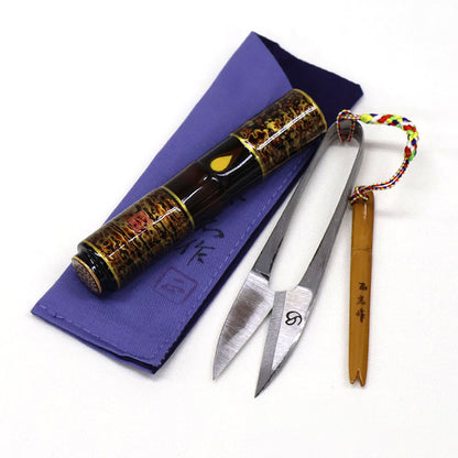 Ciseaux japonais coupe-fil 90 mm avec étui artisanal Masashi – laque urushi or, signature rouge – Japon
