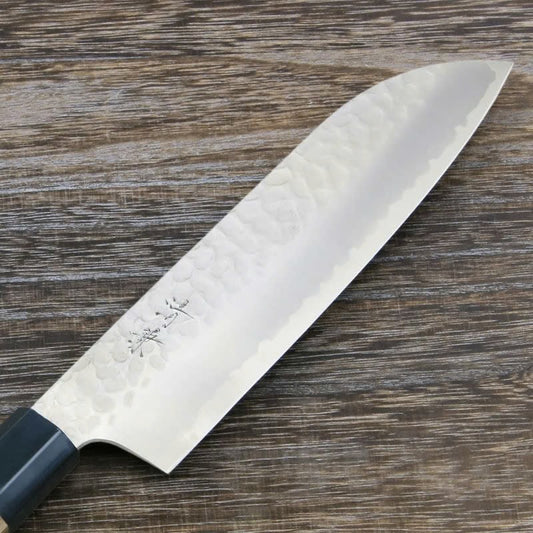 Couteau japonais Santoku Kiyokane 165 mm – Acier VG10 martelé, manche en noyer
