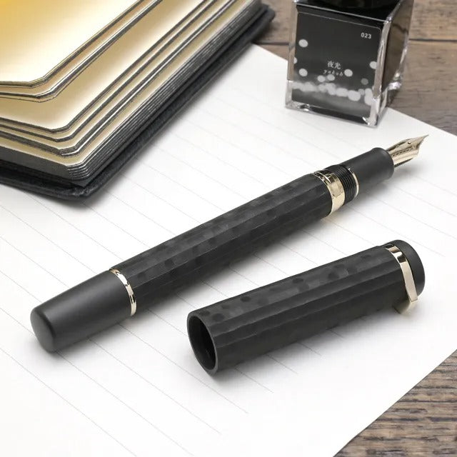 Stylo-plume Sailor en ébonite gravée – Plume or 21 carats