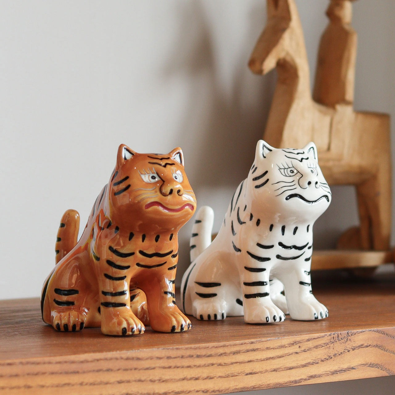 Figurine Tigre Tibétain en Porcelaine POST GENERAL | Objet Décoratif & Porte-Bagues