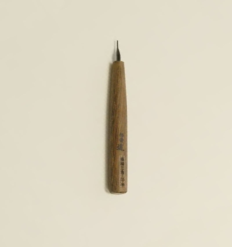 Ciseau japonais ultra fin triangulaire – Acier HSS – 0.5 mm – Sculpture de précision