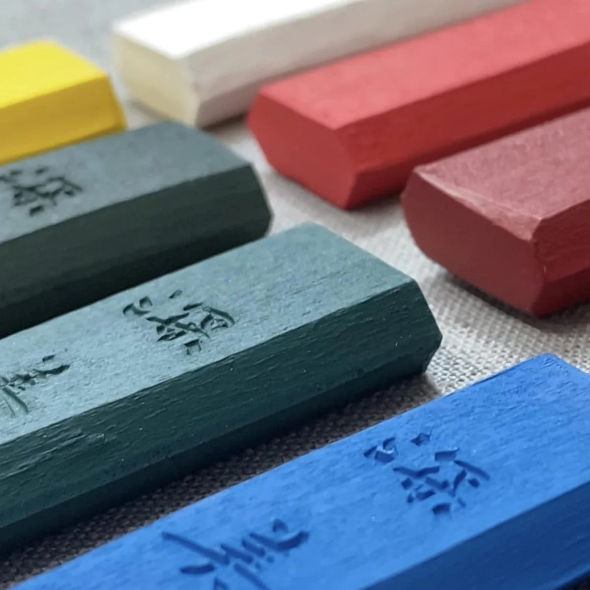 Encre Japonaise Colorée Kuretake Saiboku Shimbi 14 Pièces – Coffret Premium Peinture & Sumi-e