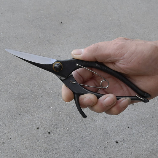 Ciseaux japonais de précision KUROCO – 75 mm – Acier Aogami – Avec arrêt de sécurité (droitier)