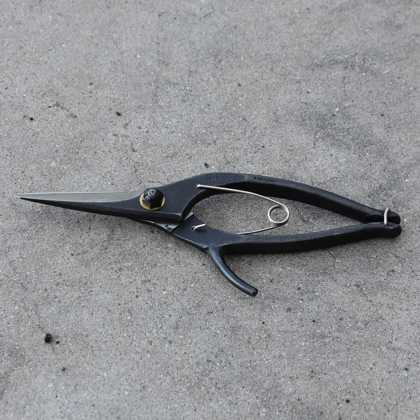 Ciseaux japonais de précision KUROCO – 75 mm – Acier Aogami – Avec arrêt de sécurité (droitier)