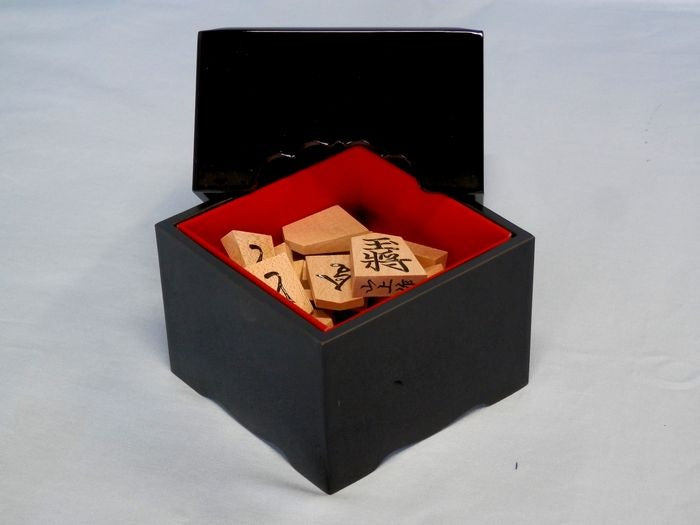 Boîte à pièces de shogi “Nin” – Signature Oyama Yasuharu 15e Meijin – Résine haut de gamme