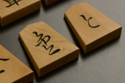 Pièces de shogi sculptées – Buis de Mikurajima – Kinryū – Œuvre de Shūraku (pièce unique)