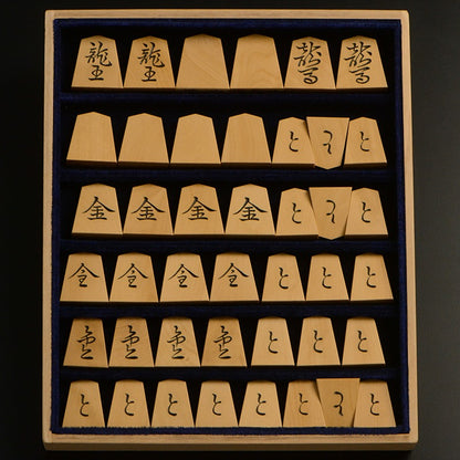 Pièces de shogi sculptées – Buis de Mikurajima – Kinryū – Œuvre de Shūraku (pièce unique)