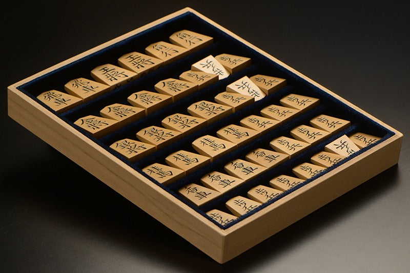 Pièces de shogi sculptées – Buis de Mikurajima – Kinryū – Œuvre de Shūraku (pièce unique)