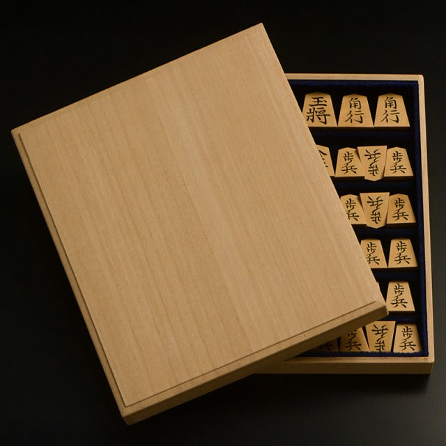 Pièces de shogi sculptées – Buis de Mikurajima – Kinryū – Œuvre de Shūraku (pièce unique)