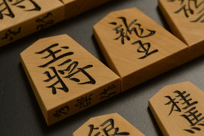 Pièces de shogi sculptées – Buis de Mikurajima – Kinryū – Œuvre de Shūraku (pièce unique)