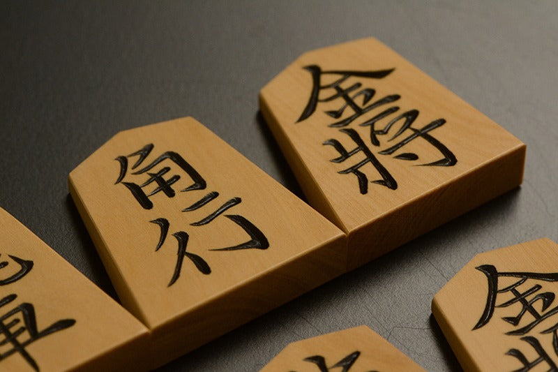 Pièces de shogi sculptées – Buis de Mikurajima – Kinryū – Œuvre de Shūraku (pièce unique)