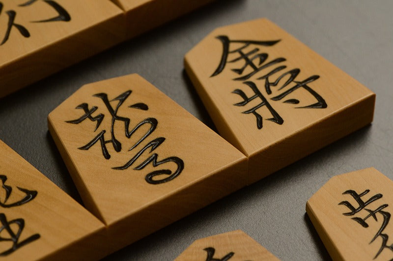 Pièces de shogi sculptées – Buis de Mikurajima – Kinryū – Œuvre de Shūraku (pièce unique)