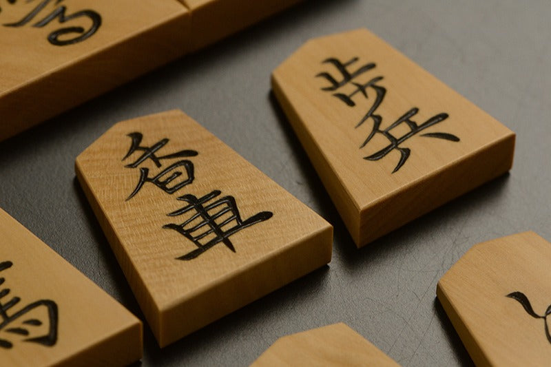 Pièces de shogi sculptées – Buis de Mikurajima – Kinryū – Œuvre de Shūraku (pièce unique)