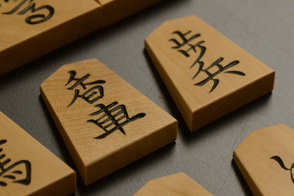 Pièces de shogi sculptées – Buis de Mikurajima – Kinryū – Œuvre de Shūraku (pièce unique)