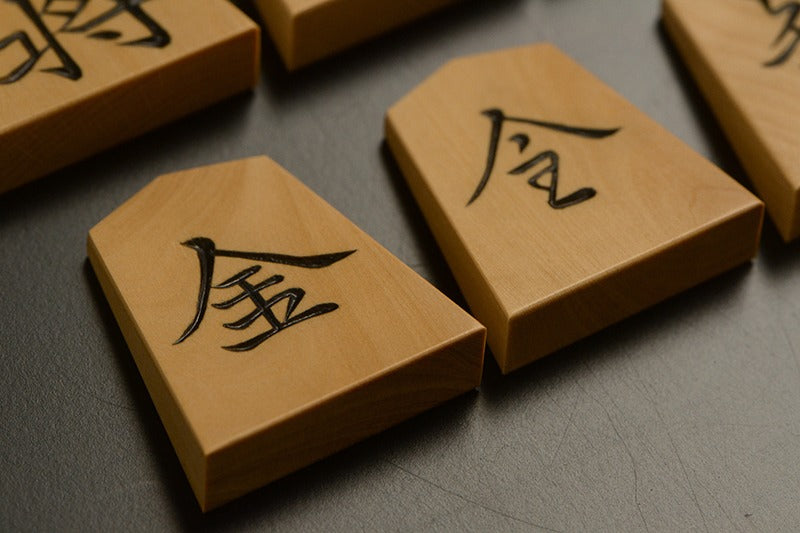 Pièces de shogi sculptées – Buis de Mikurajima – Kinryū – Œuvre de Shūraku (pièce unique)