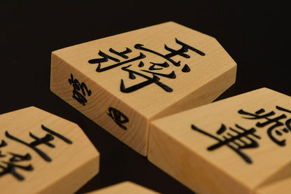 Pièces de shogi en buis de Mikurajima – style d’écriture Ryōko – Artisan Seigetsu