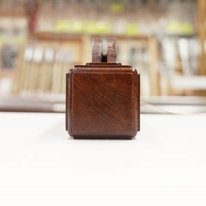 Cordeau traceur japonais traditionnel Sumitsubo “Kicchō” – Modèle trou – Bois de keyaki artisanal