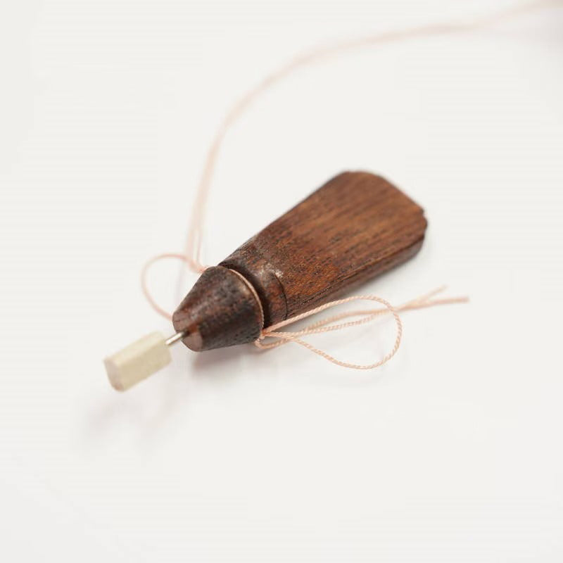 Cordeau traceur japonais traditionnel Sumitsubo “Kicchō” – Modèle trou – Bois de keyaki artisanal